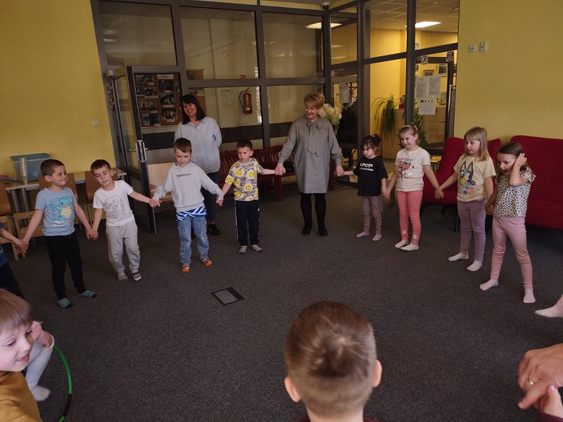 zabawy grupowe z udziałem dzieci i dyrektor CUS